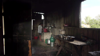 Interior de casa de índios Kadiwéu