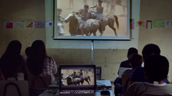 Índios Kadiwéu vendo o filme Brava Gente Brasileira