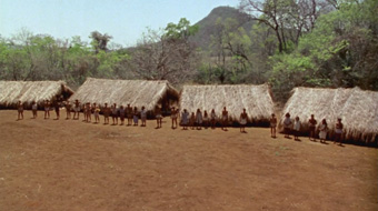 Imagem da aldeia kadiwéu no filme Brava Gente Brasileira