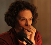 Zeze, interpretada por Clarisse Abunjamra